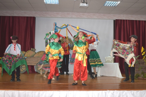 В Калининском районе состоялся фестиваль школьных театральных коллективов, посвященный Дню Калининского района