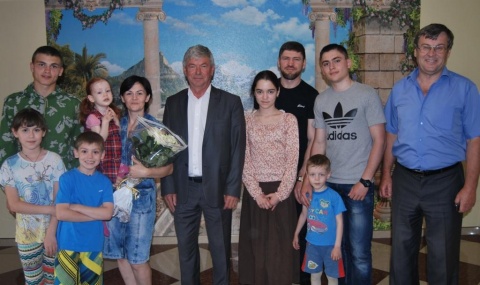 Семья Ларисы и Сергея Киба принимают поздравления
