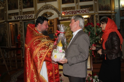 Пасхальные службы в храмах Калининского района посетили сотни прихожан