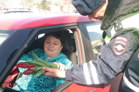 Сотрудники Госавтоинспекции дарят цветы и весеннее настроение женщинам за рулем