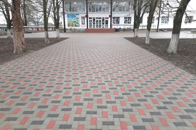 Замена тротуарной плитки около здания Новониколаевского СДК.jpg